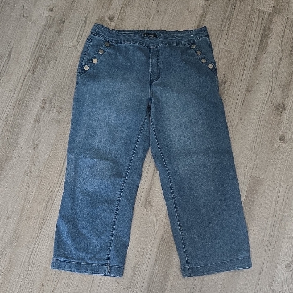 d. jeans Women's Cropped Denim Pants with Button Accents